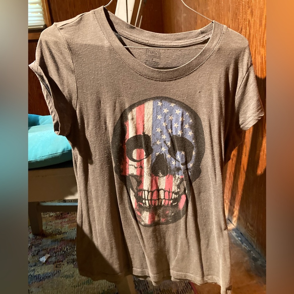 Freeze gray American flag skull top